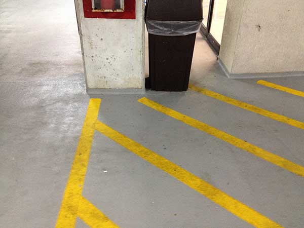 Friss_voor_SoftWash_reiniging_behandeling_beton_parkeer_garage_vuil_schoon Friss_voor_SoftWash_reiniging_behandeling_beton_parkeer_garage_vuil_schoon