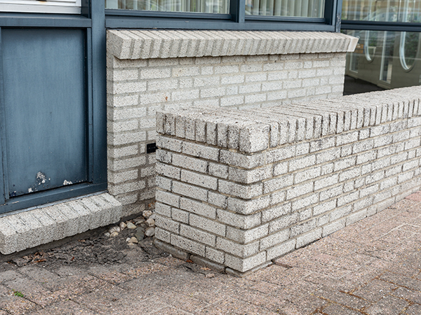 FrissvoorSoftWash_bedrijfspand_muurtje_grijze_steen_aanslag_behandeling_na