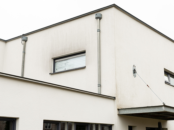FrissvoorSoftWash_woonhuis_gevel_stuc_groene_aanslag_mos_vuil_strepen_voor FrissvoorSoftWash_woonhuis_gevel_stuc_groene_aanslag_mos_vuil_strepen_voor
